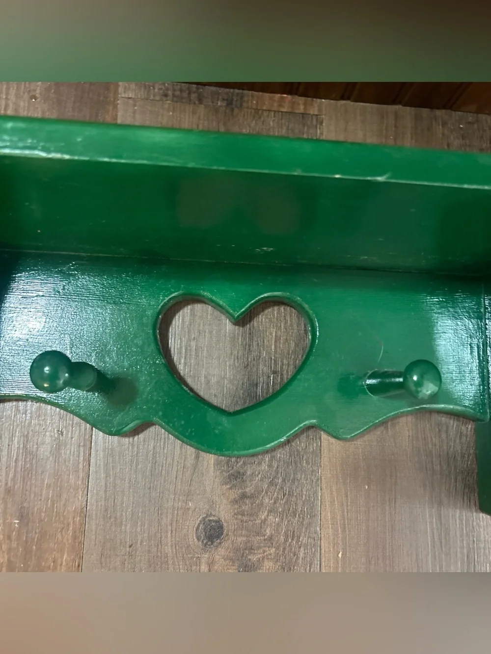 Green Heart Accent Wall Shelf with Hooks